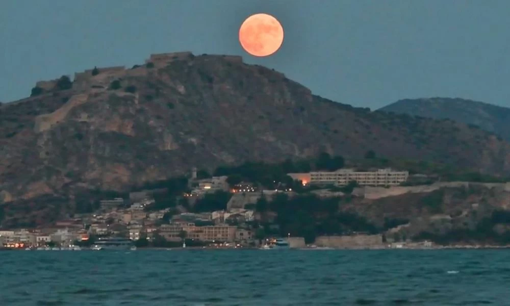 Πανσέληνος Ιουλίου: Ένα μαγευτικό φεγγάρι «φώτισε» το Ναύπλιο